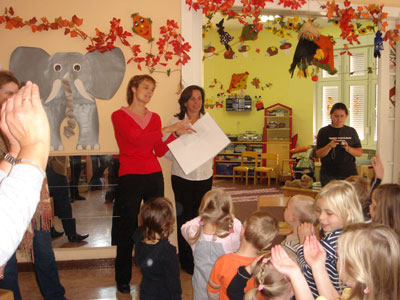 Barbara Richstein mit Kindern der Kita Falkennest bei der Spendenbergabe