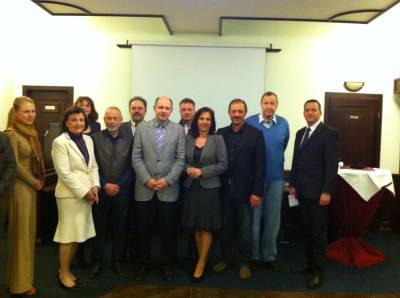 Barbara Richstein gratuliert dem neugewhlten Vorstand der CDU Falkensee und freut sich auf eine erfolgreiche Zusammenarbeit.