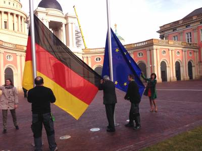 Hissen der Flaggen anlsslich der Aufnahme der Dienstgeschfte im neuen Parlament.