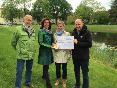 Die Landtagsabgeordnete 
und Brgermeisterkandidatin, Barbara Richstein, 
und der CDU-Stadtverbandsvorsitzende, 
Roger Lewandowski haben den Spenden-Erls des CDU-Familienfestes bergeben. Empfnger 
von 300  ist der Verein Traglinge e. V., ein Verein zur Familiennachsorge. Die Koordinatorin fr ffentlichkeitsarbeit, Katja Mahn, nahm die Spende entgegen.