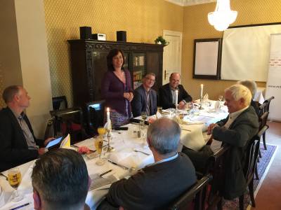 Am Donnerstag, dem 26. Mai, lud Barbara Richstein MdL, Stellv. Kreisvorsitzende der Mittelstandsvereinigung (MIT) des Kreisverbandes Havelland, um 13 Uhr im Hotel-Restaurant Kronprinz in Falkensee zu einem MIT-Lunch mit Spaatzer Spargel ein. Thema der Veranstaltung mit Uwe Feiler MdB: Kassenmanipulationen in Handel und Gastronomie mit Augenma bekmpfen.

Anlass der Veranstaltung, auf der Uwe Feiler, MIT-Landesvorsitzender und Bundestagsabgeordneter fr das Ost-Havelland und Oberhavel, vorgetragen hat, waren die beabsichtigten Gesetzesverschrfungen der Bundesregierung zur Bekmpfung von Kassenmanipulationen und fr mehr Steuergerechtigkeit. Uwe Feiler ist Berichterstatter der CDU/CSU-Fraktion im Bundestag zu diesem Thema. 