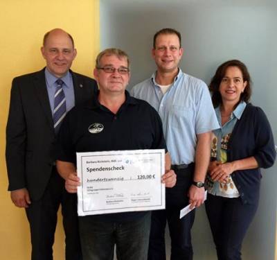 Am 26. Juli 2016 berreichen die CDU-Landtagsabgeordnete Barbara Richstein und der CDU-Stadtverbandsvorsitzende Roger Lewandowski in der CDU-Geschftsstelle, Bahnhofstrae 54 in Falkensee, dem Vorsitzenden der Deutschen Lebens-Rettungs-Gesellschaft in Falkensee, Herrn Hackbarth, und seinem Stellvertretenden, Herrn Kuklinski, einen Scheck in Hhe von 120 Euro. Mit der Summe, die der Erls des CDU-Standes beim Internationalen Tag der Familie in Falkensee ist, mchte die CDU die Arbeit der Lebensretter, die sich fr Menschen in Lebensgefahr im und am Wasser einsetzen, untersttzen. Die DLRG Ortsgruppe Falkensee leistet in diesem Spektrum hervorragende Arbeit. 