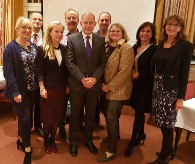 CDU whlt neuen Vorstand | Die Gesamtmitgliederversammlung des CDU Stadtverbandes Falkensee hat am  13.10.2016 turnusgem einen neuen Vorstand gewhlt.

Unangefochten steht wie bisher Roger Lewandowski an der Spitze des Stadtverbandes. Geschlossen votierten die Mitglieder fr Lewandowski, der dem Stadtverband bereits seit ber vierzehn Jahren vorsitzt und ihn nun fr weitere zwei Jahre fhren wird. Auch ansonsten zeigten die Mitglieder groes Vertrauen in ihren bisherigen Vorstand, welcher nahezu einstimmig gewhlt wurde.

Roger Lewandowski wird im Vorstand untersttzt von seinen Stellvertretern Daniela Zienitz und Thomas Zylla, von Schatzmeister Lutz Rhl, der Mitgliederbeauftragten Antonia Stahl und den Beisitzern Katarzyna Debicka, Thomas Heemann, Matthias Richter, Christian Resing, Kathrin Fuhrmeister-Jabbour und Annette Heller.

Roger Lewandowski, Vorsitzender des CDU Stadtverbandes Falkensee:

\\\