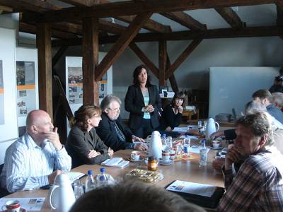 Ausstellungserffnung 20 Jahre Friedliche Revolution und Deutsche Einheit der Stiftung zur Aufarbeitung der SED  Diktatur mit dem Schriftsteller und Brgerrechtler Lutz Rathenow, der aus seinem Buch Ost-Berlin, Leben vor dem Mauerfall vorlas (kreativ in Schnwalde-Dorf, 18. Mai 2009).
