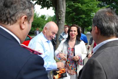 Barbara Richstein und J�rg Sch�nbohm (Innenminister des Landes Brandenburg) w�hrend der Feierlichkeiten zum 100. Geburtstag der Freiwilligen Feuerwehr Dallgow-D�beritz.