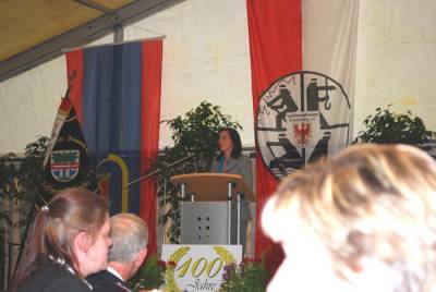 Barbara Richstein w�hrend ihrer Rede zum 100. Geburtstag der Freiwilligen Feuerwehr Dallgow-D�beritz.
