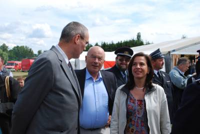 Barbara Richstein, J�rg Sch�nbohm (Innenminister des Landes Brandenburg), Michael Hornhardt (CDU Dallgow-D�beritz) w�hrend der Feierlichkeiten zum 100. Geburtstag der Freiwilligen Feuerwehr Dallgow-D�beritz.